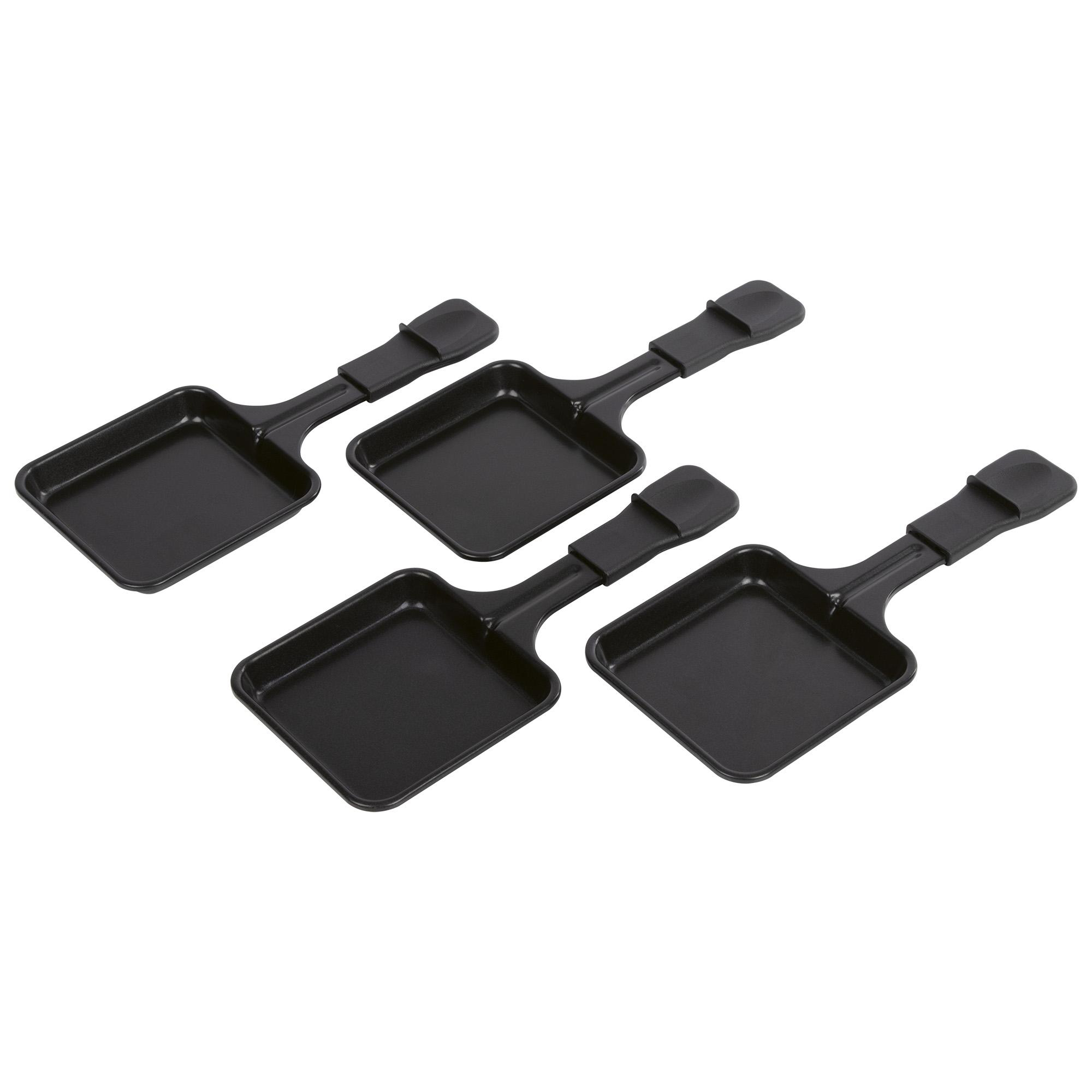 Vier schwarze Raclette-Pfannen mit Griffen auf weißem Hintergrund. Sie sind diagonal angeordnet.