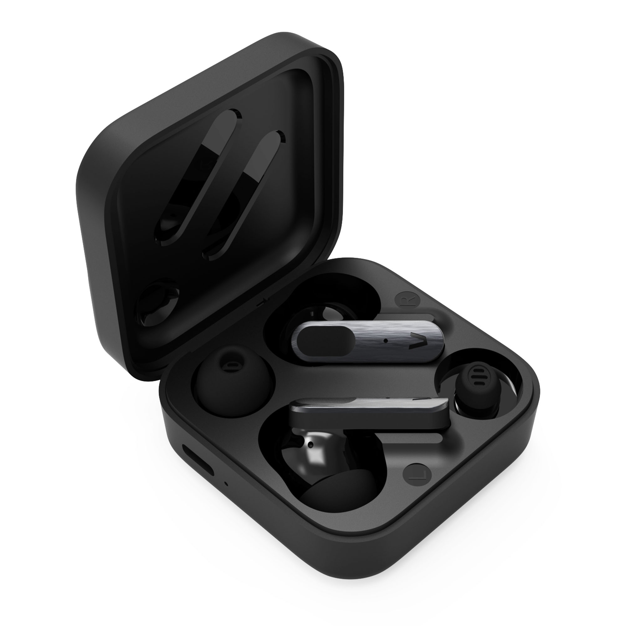 Estuche negro abierto con auriculares. Dos auriculares plateados dentro. Un auricular está a la izquierda. Aislado en blanco.