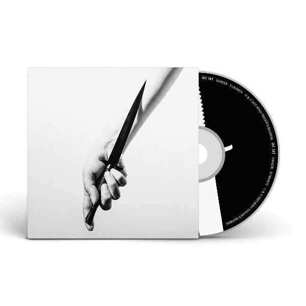 Eine Hand, die einen schwarzen Dolch hält, befindet sich neben einer CD-Hülle und -Disc. Die CD-Hülle hat ein schwarz-weißes Cover. Die CD ist schwarz-weiß.