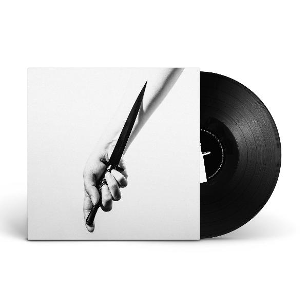 Eine Hand hält ein langes Messer vor einem Schallplatten-Cover.