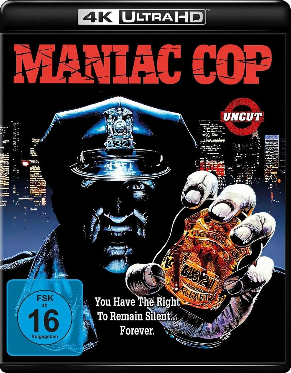 Filmcover. Das Gesicht eines Polizisten ist verschattet. Die Marke wird mit dem Text 'MANIAC COP' oben und einer Skyline im Hintergrund hochgehalten.