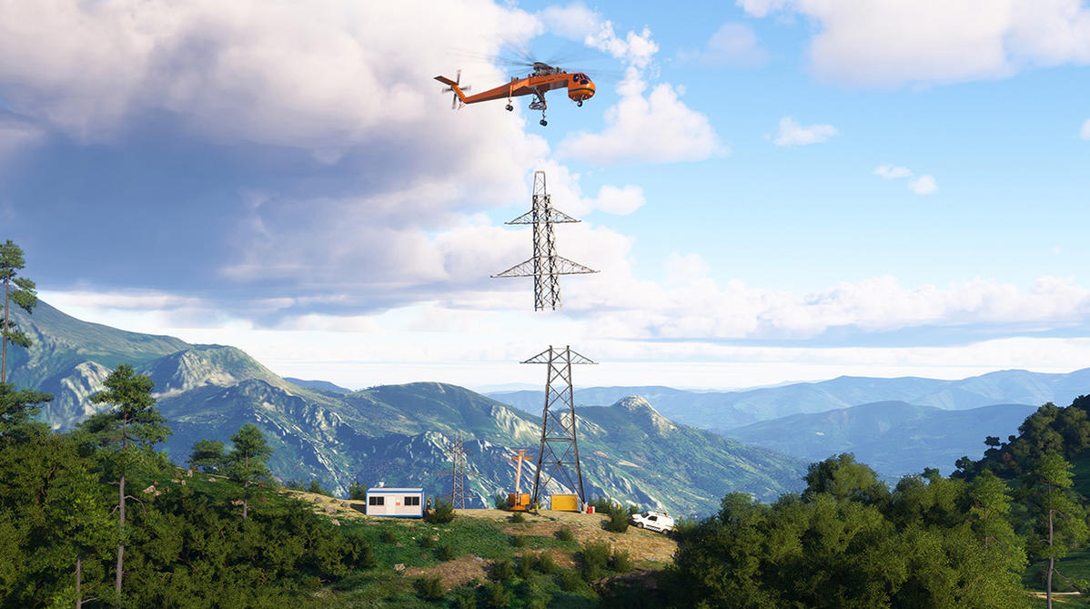 Ein orangefarbener Hubschrauber fliegt in der Nähe von Stromleitungen über einer bergigen Landschaft mit Bäumen und einem weißen Lastwagen.