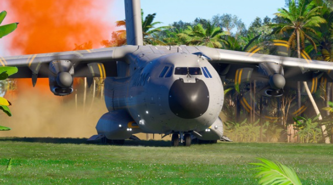 Ein großes Militärflugzeug steht auf einer Wiese. Palmen und orangefarbener Rauch sind im Hintergrund.