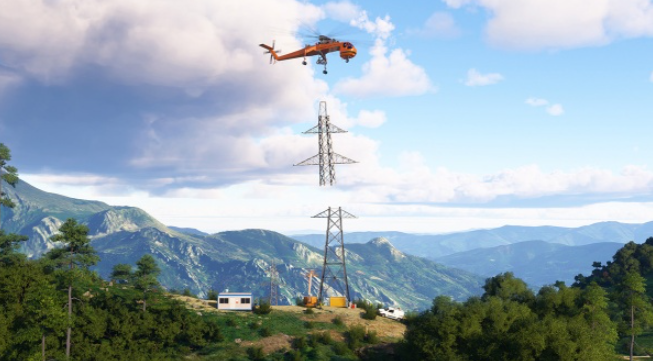 Ein orangefarbener Hubschrauber fliegt über Stromleitungen in einer Berglandschaft. Der Boden umfasst Bäume, Gebäude und Fahrzeuge.