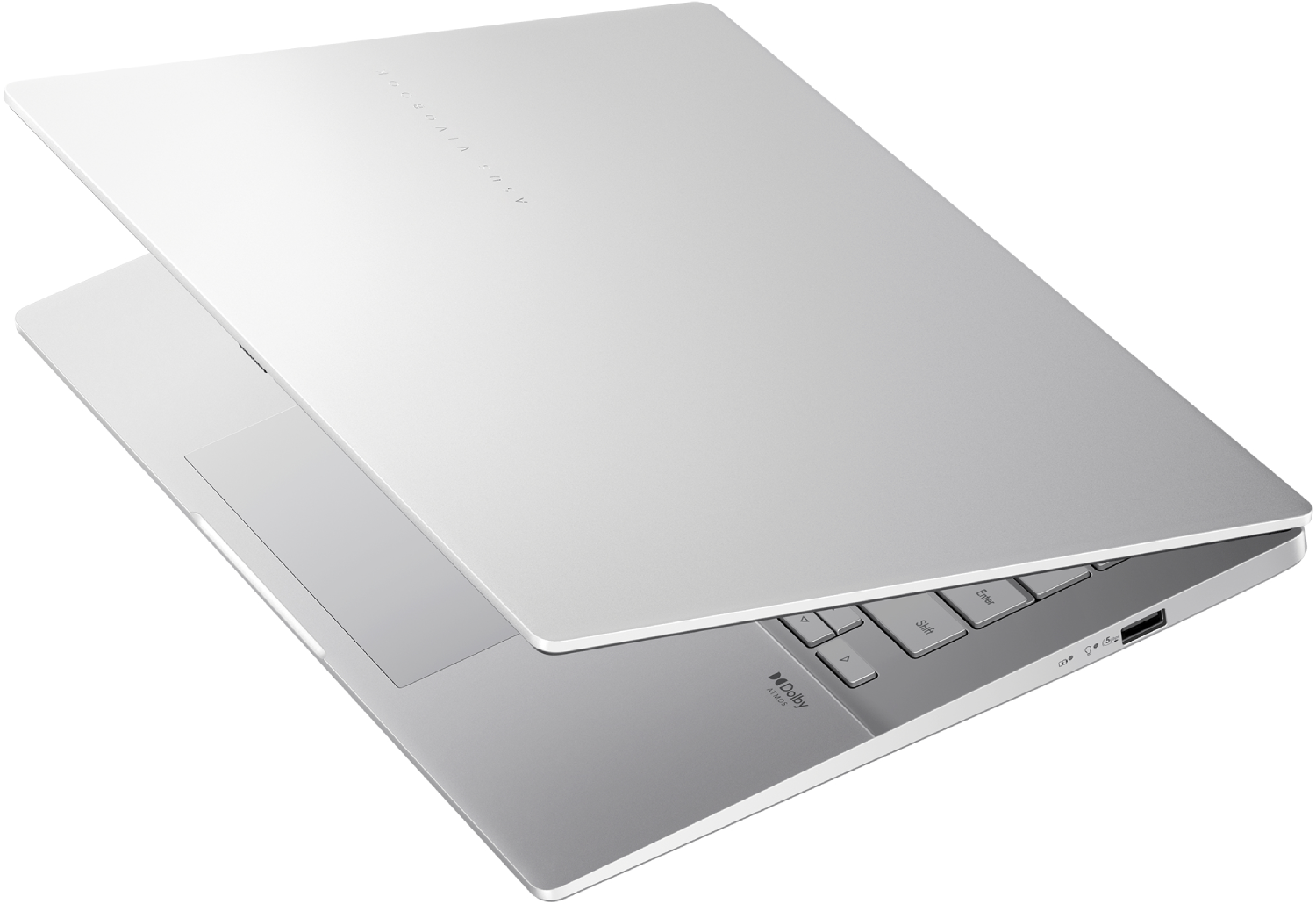 Una laptop plateada, parcialmente abierta, mostrando el teclado y el panel táctil. La tapa superior tiene el nombre de la marca. El fondo es blanco.