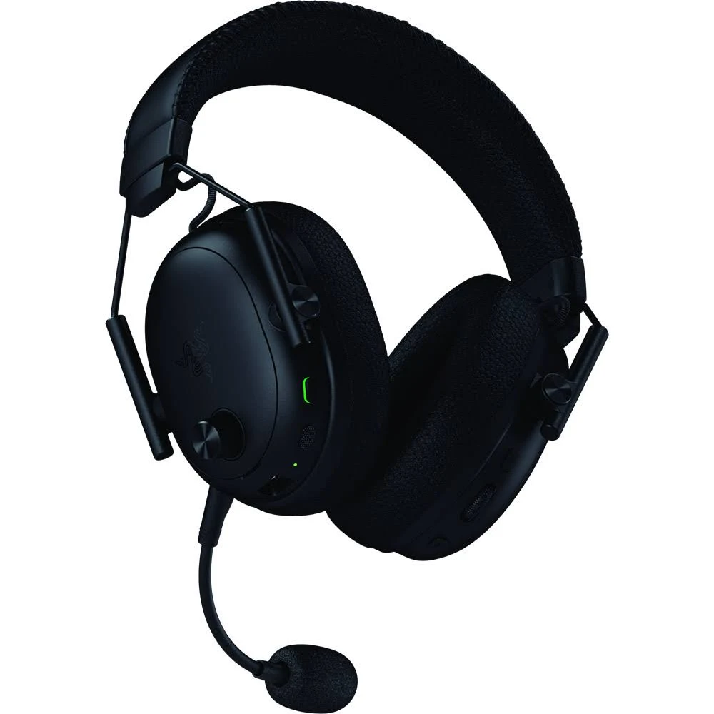 Auriculares gaming Razer negros con micrófono adjunto. Los auriculares tienen orejeras acolchadas y una diadema acolchada. El fondo es blanco.