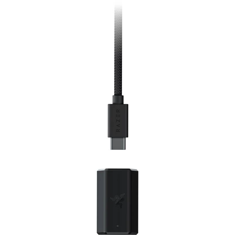 Un cable y adaptador USB-C negro de Razer se muestran sobre fondo blanco. El cable está conectado a un adaptador negro.