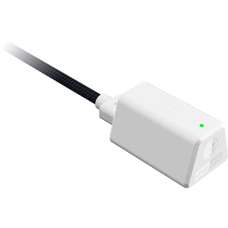 Un adaptador Razer HyperSpeed Wireless Gen-2 blanco con un cable trenzado negro y una luz indicadora verde.