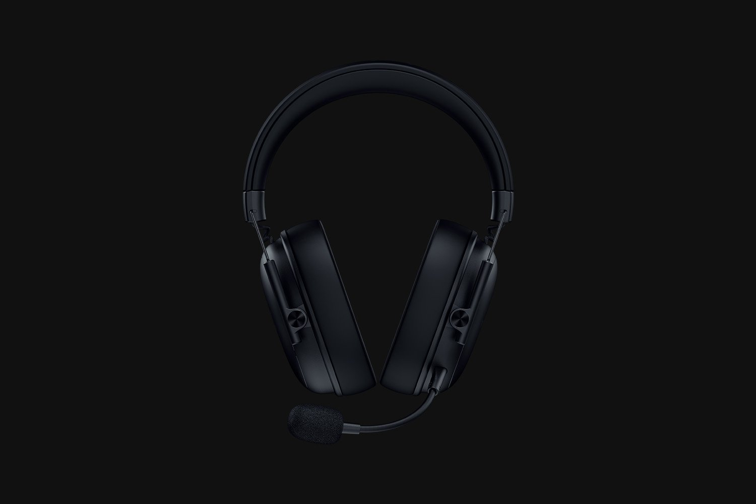 Auriculares gaming negros con micrófono sobre fondo oscuro. Los auriculares están centrados, el micrófono apunta hacia abajo.
