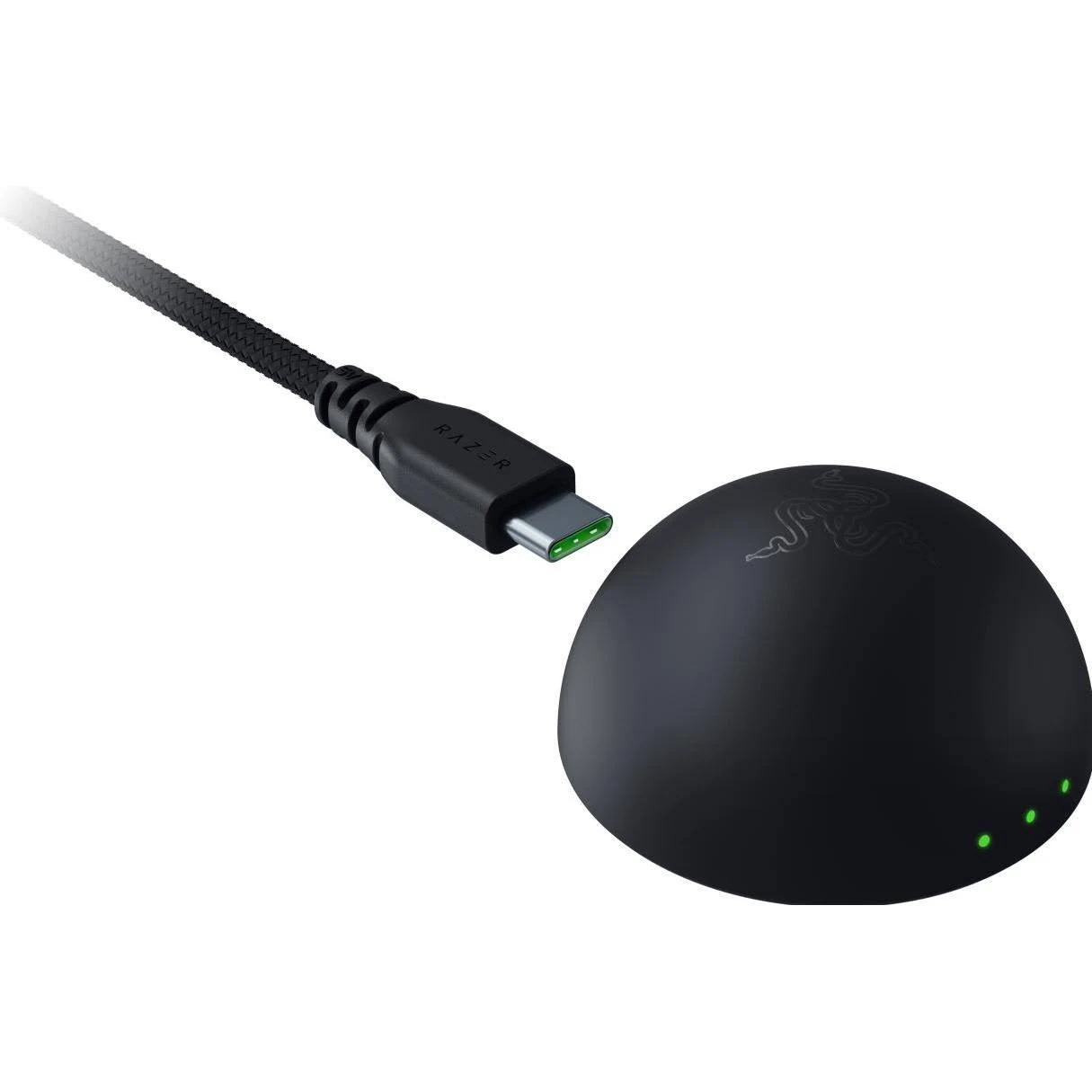 Un cargador inalámbrico Razer negro y un cable USB-C. El cargador tiene luces indicadoras verdes. El cable está conectado al cargador.