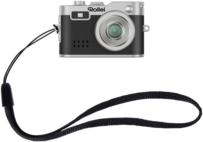 Eine silberne und schwarze Rollei-Kamera mit Objektiv und schwarzer Handschlaufe. Die Kamera ist auf schwarzem Hintergrund.