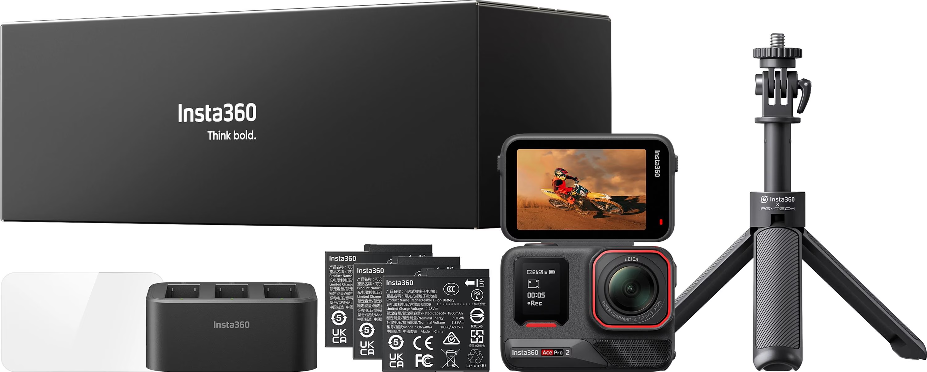 Insta360 Kamera-Kit mit Kamera, Akkus, Ladegerät und Stativ. Die Kamera zeigt eine Motocross-Szene.