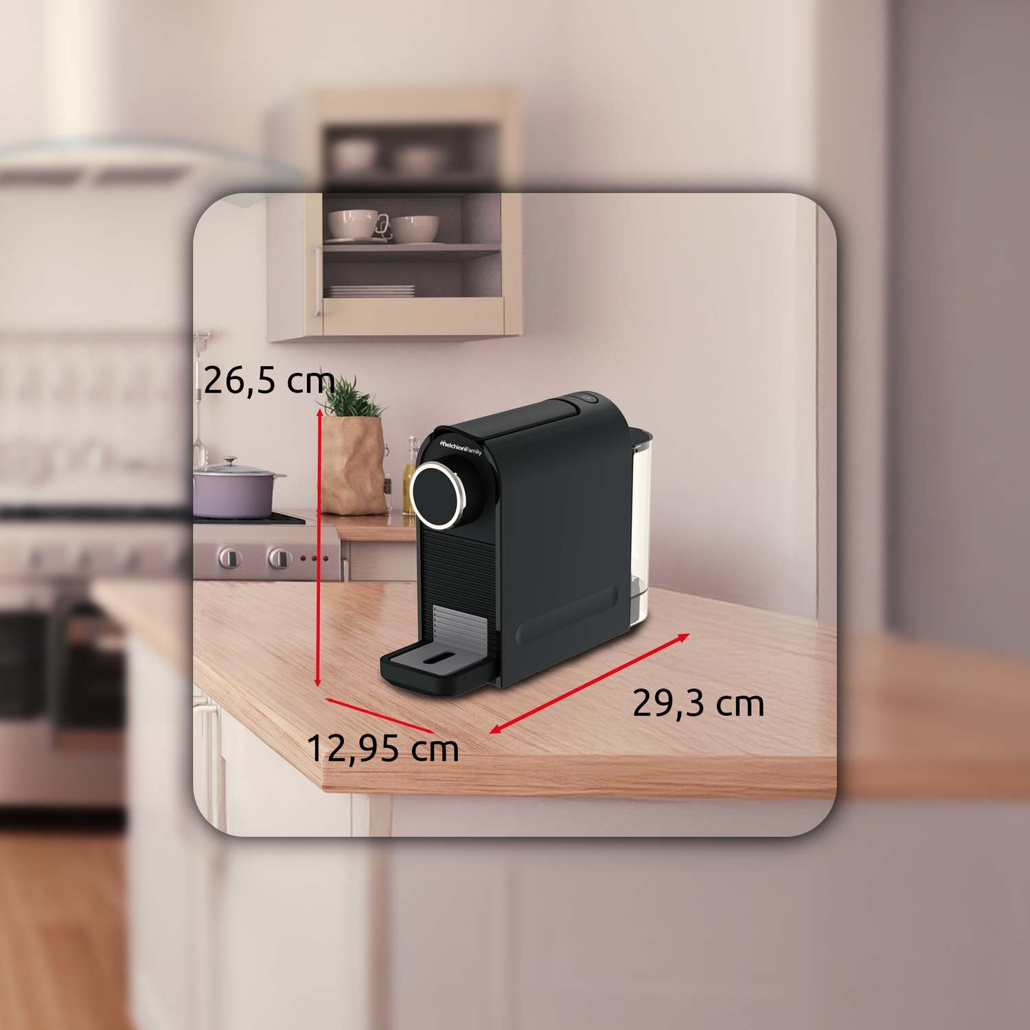 Una macchina per espresso nera su un ripiano in legno. Dimensioni: 26,5 cm di altezza, 12,95 cm di larghezza e 29,3 cm di lunghezza. Sfondo cucina.