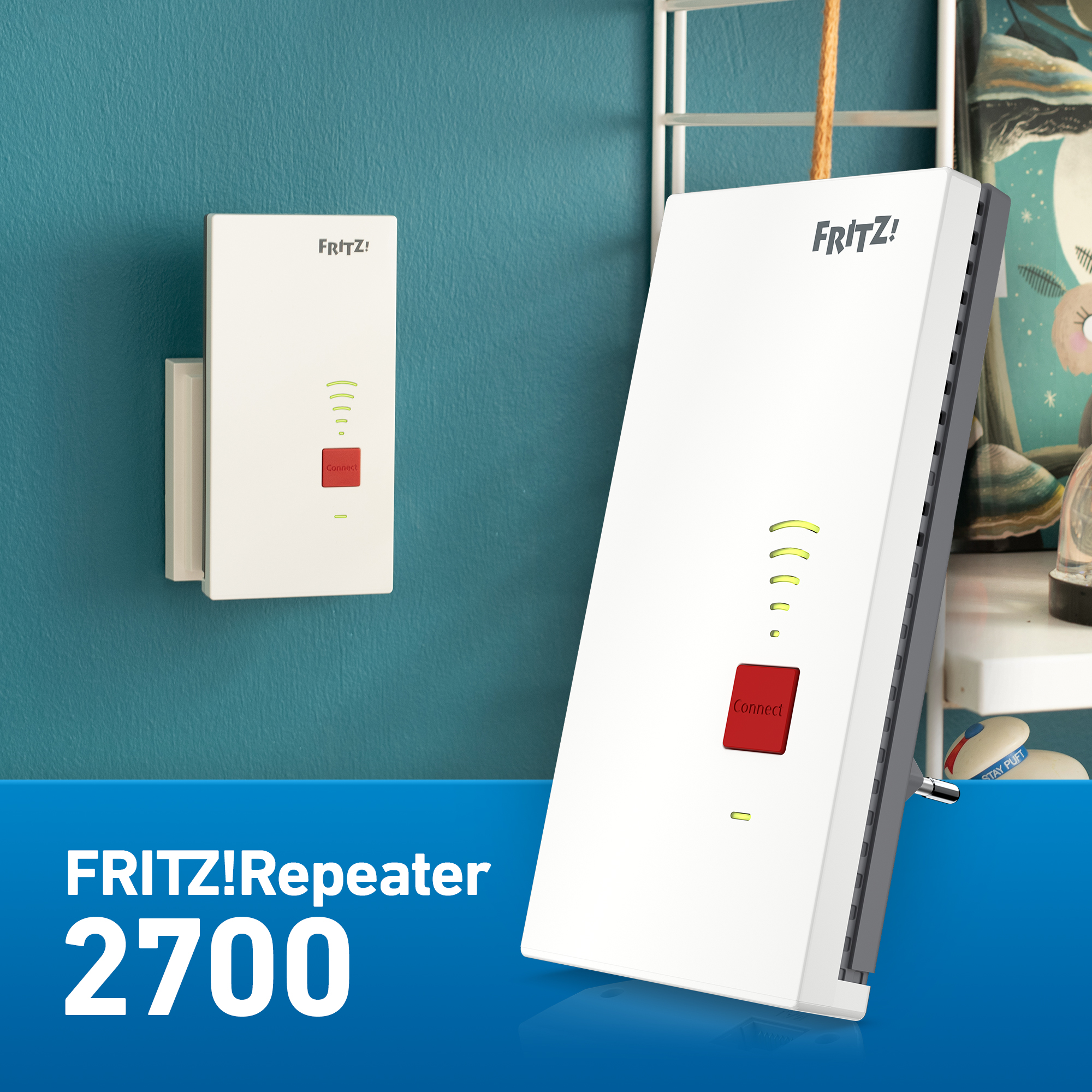Zwei weiße FRITZ!Repeater-Geräte vor einer tealfarbenen Wand. Eines montiert, das andere abgewinkelt. Beide haben eine rote 'Connect'-Taste.