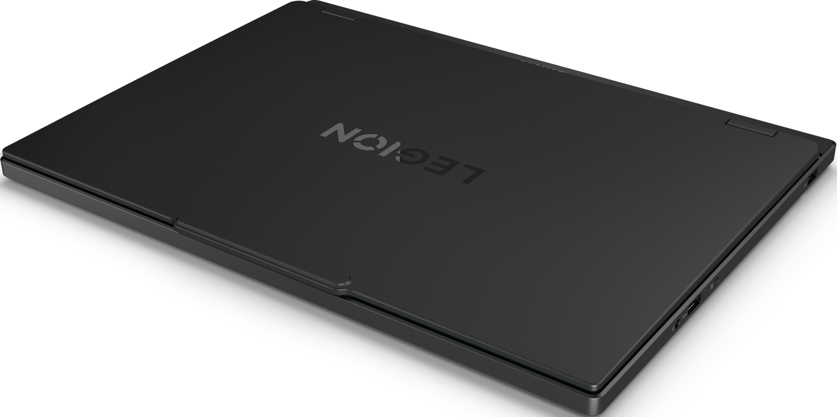 Ein dunkelgrauer Lenovo Legion-Laptop liegt geschlossen vor schwarzem Hintergrund. Das Wort LEGION ist auf dem Deckel sichtbar.