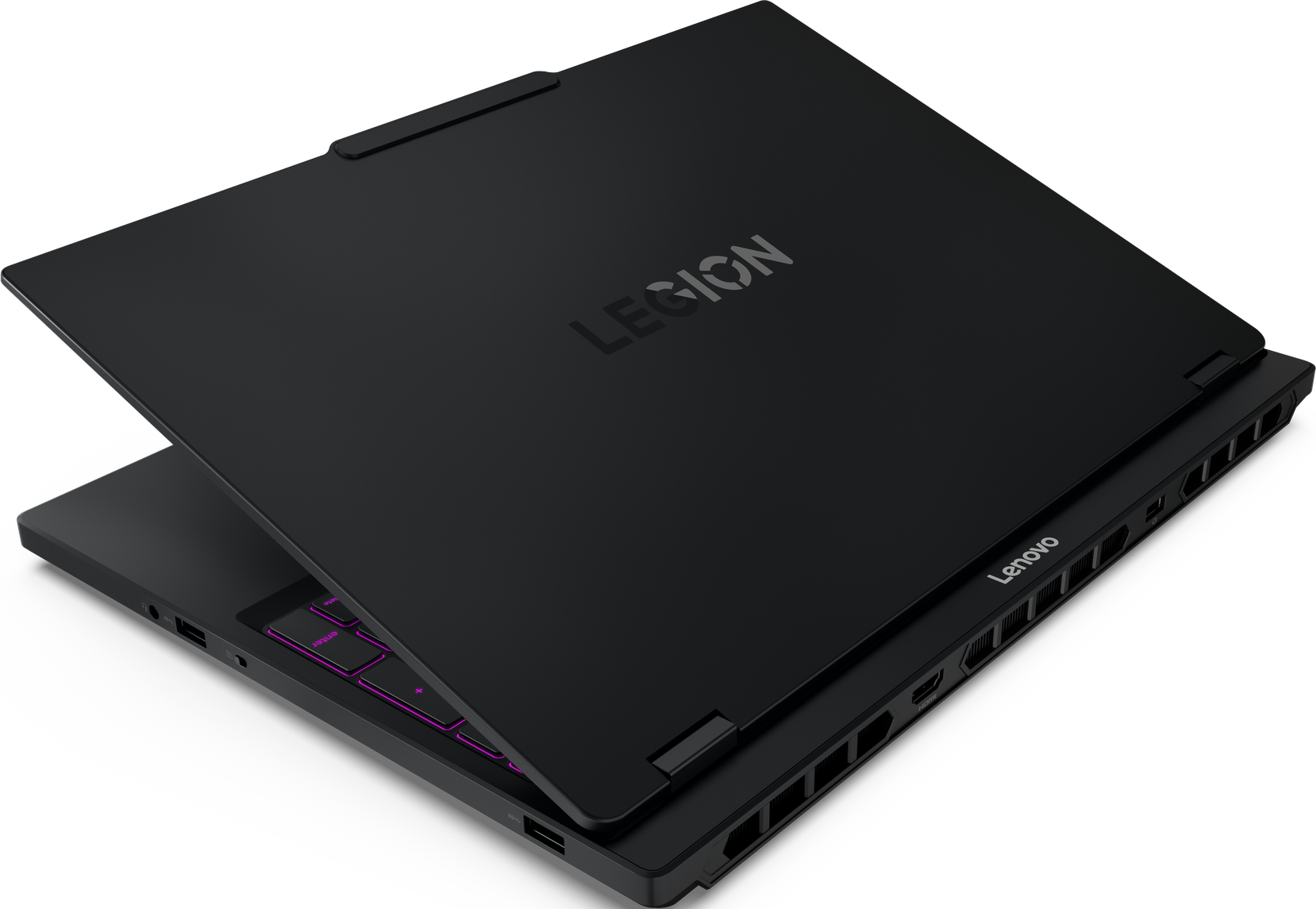 Schwarzer Lenovo Legion Laptop, teilweise geöffnet. Das Legion-Logo ist auf dem Deckel sichtbar. Tastaturtasten sind rosa beleuchtet.