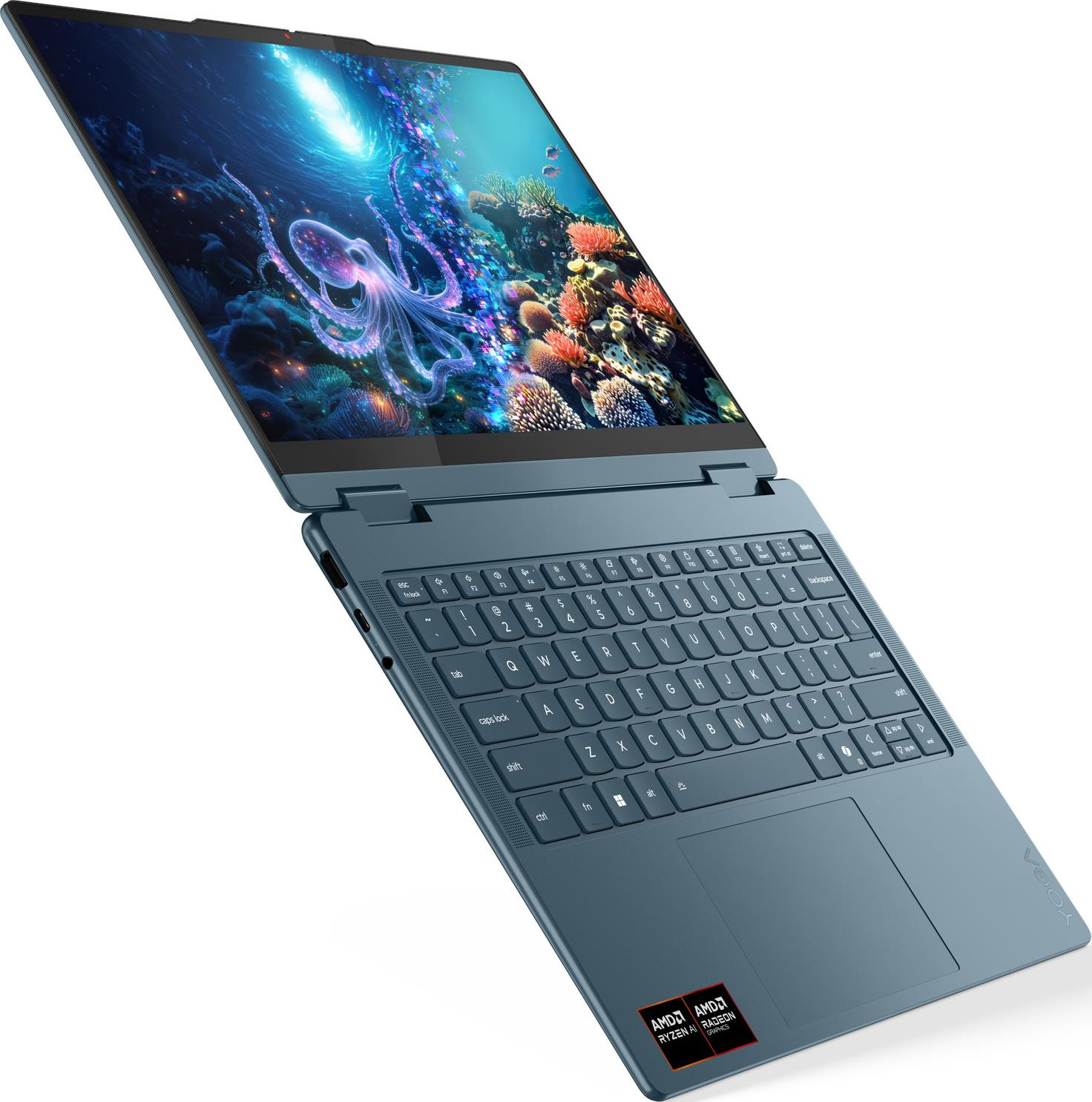 Ein tealfarbener Laptop ist geöffnet und zeigt eine Unterwasserszene mit einem Oktopus. Die Tastatur ist sichtbar, mit dem AMD Ryzen AI Radeon Logo.