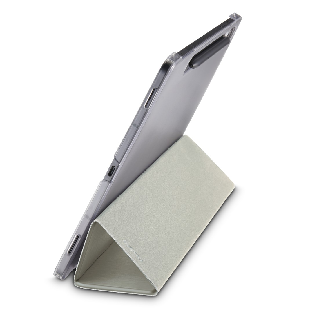 Ein Tablet mit Stift wird von einem hellgrauen, dreieckigen Gehäuse hochgehalten. Das Tablet befindet sich in einer transparenten Schutzhülle.