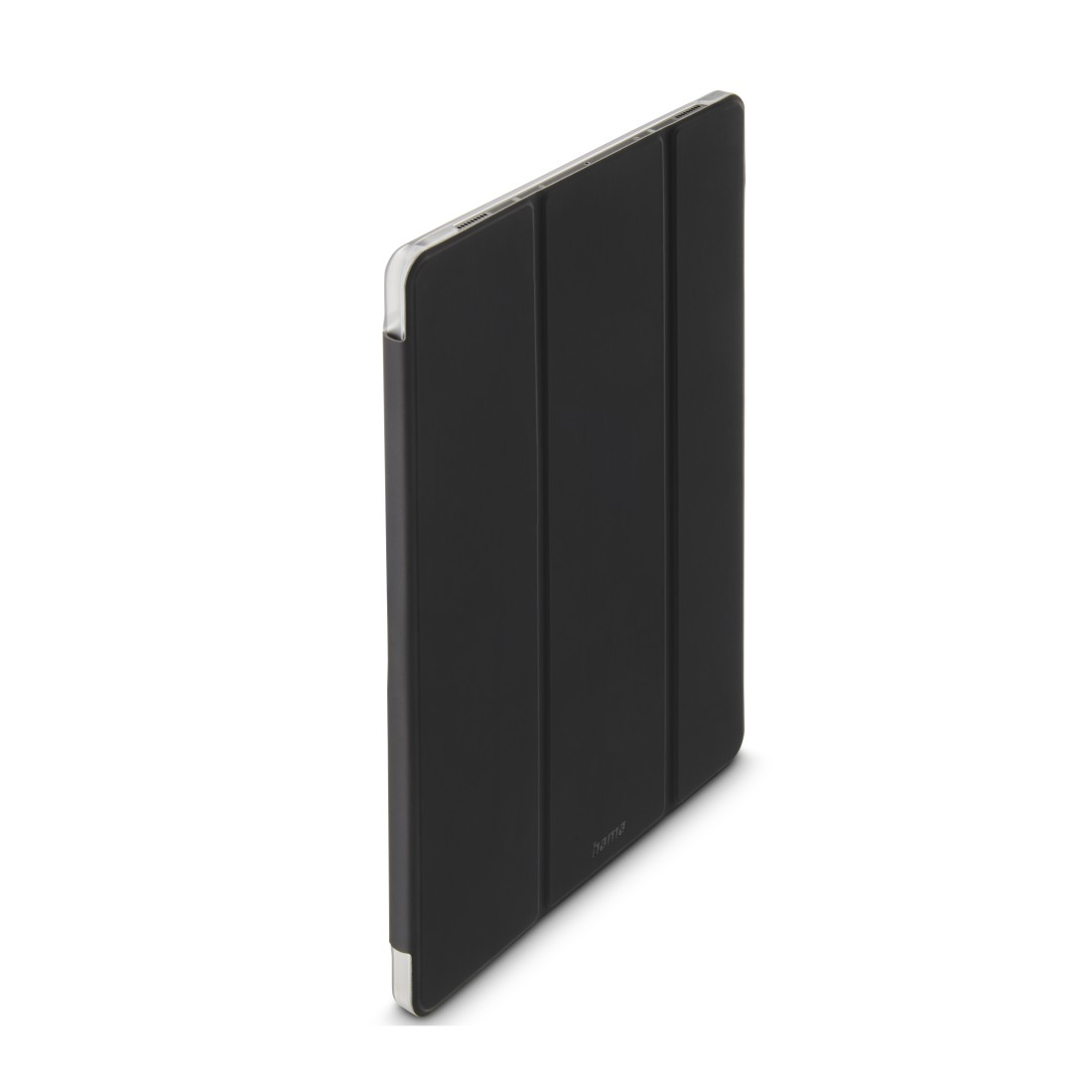 Eine schwarze Tablet-Hülle mit silbernem Rand, leicht angewinkelt. Der Markenname 'hama' ist unten sichtbar.