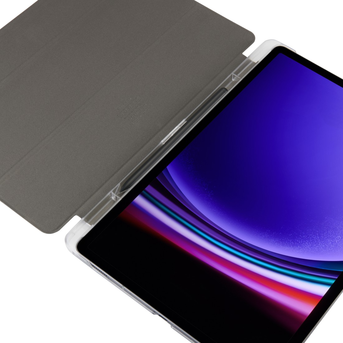 Ein Tablet mit dunklem Bildschirm in einem grauen Gehäuse. Ein Stift ist befestigt. Das Gehäuse ist geöffnet und gibt den Bildschirm frei. Weißer Hintergrund.