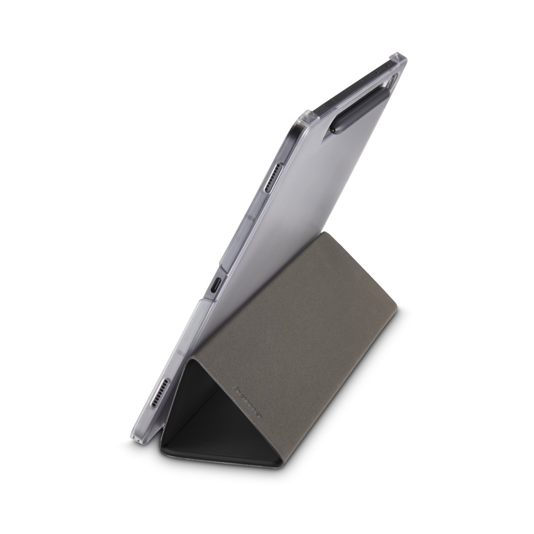 Ein Tablet in einer durchsichtigen Hülle, abgestützt von einer grauen Hülle. Das Gehäuse ist geneigt und hat einen Stift. Weißer Hintergrund.