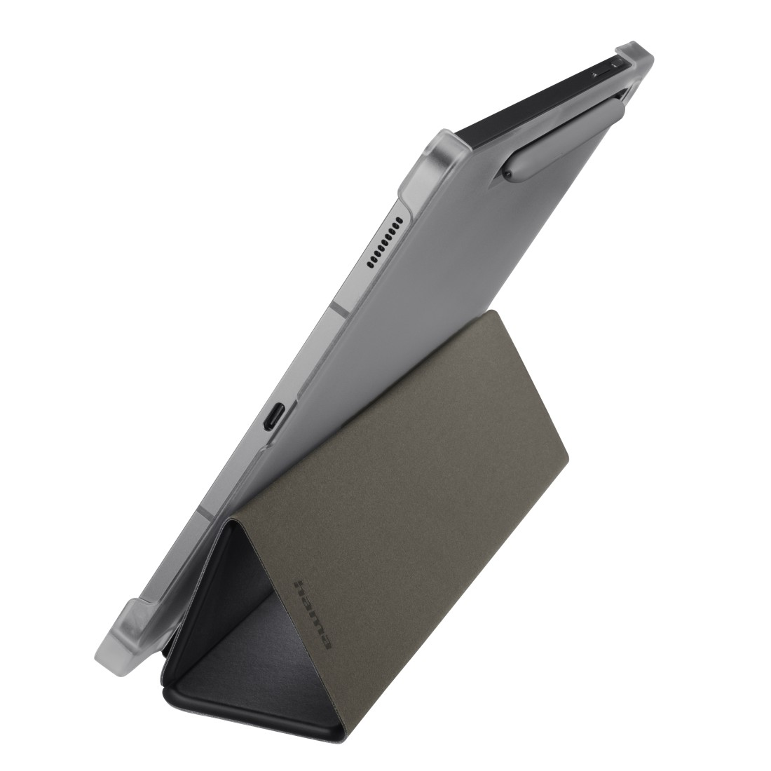 Ein graues Tablet, das von einem braunen Ständer gehalten wird. Das Tablet befindet sich in einer Schutzhülle. Der Ständer hat das "hama"-Logo.