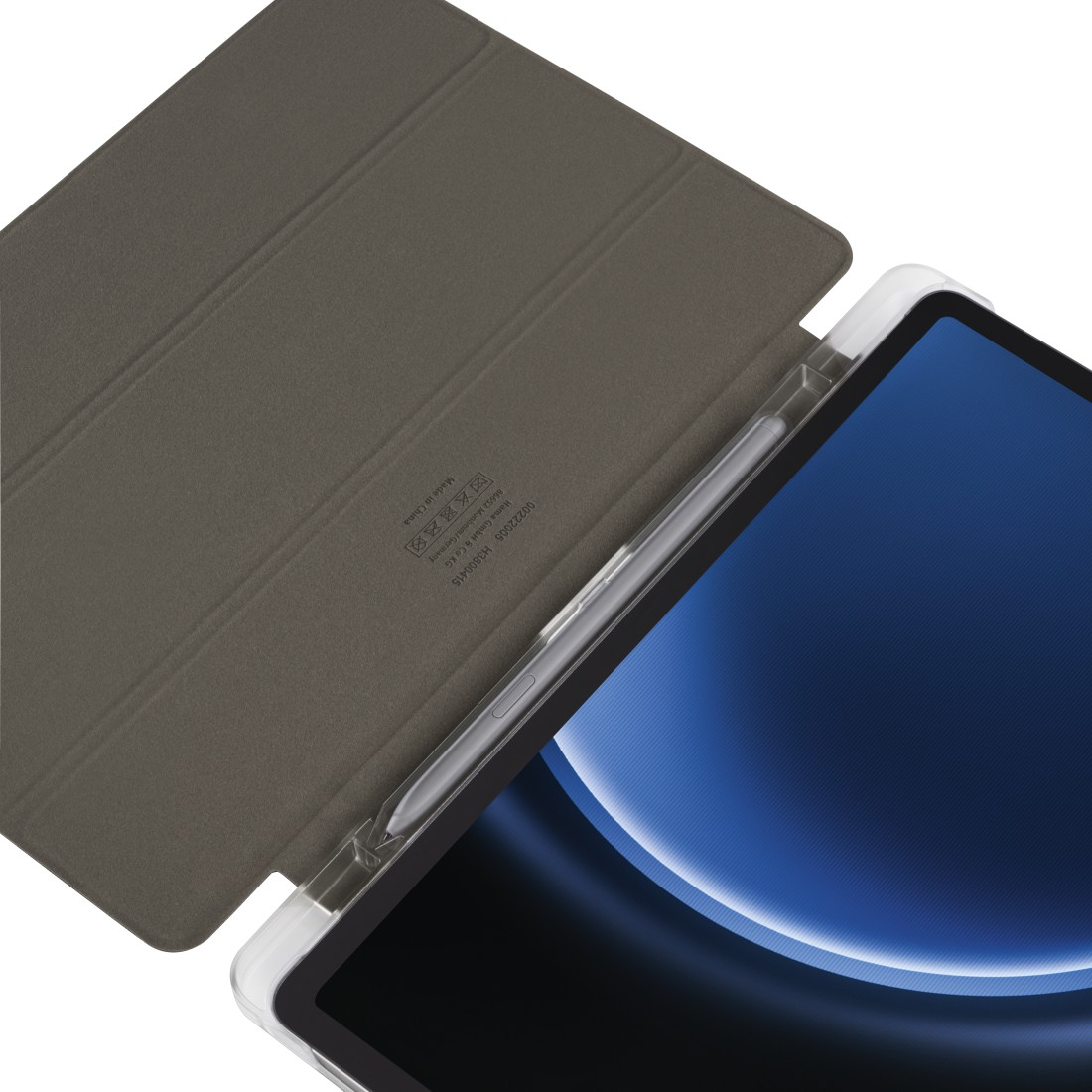 Tablet mit Stift und Hülle. Tablet hat einen blauen Bildschirm. Die Hülle ist grau und der Stift silbern. Hülle ist teilweise geöffnet.