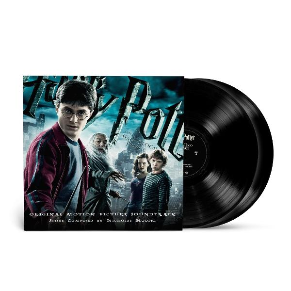 Harry Potter filmzene bakelit. A borítón Harry, Dumbledore, Hermione és Ron látható. Két fekete bakelit lemez jobbra.
