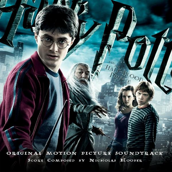 Harry Potter és a Félvér Herceg posztere. Harry, Dumbledore, Hermione és Ron egy városkép előtt állnak.