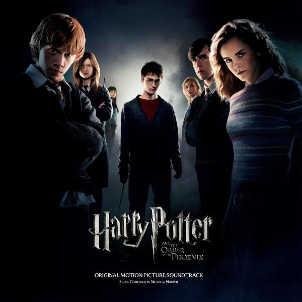 A Harry Potter és a Főnix Rendje című film posztere. Harryt, Ront, Hermionét és másokat ábrázol. Sötét háttér a címmel.