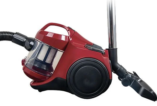 Czerwony odkurzacz z czarnymi kołami, wężem i uchwytem. Posiada przezroczysty pojemnik na kurz i srebrną rurę.