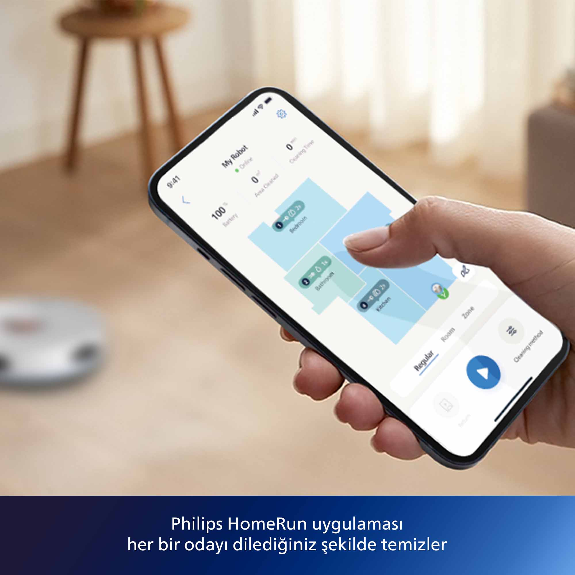 Bir el, oda haritası gösteren bir telefon tutuyor. Telefon pil ömrünü ve temizleme seçeneklerini gösteriyor.