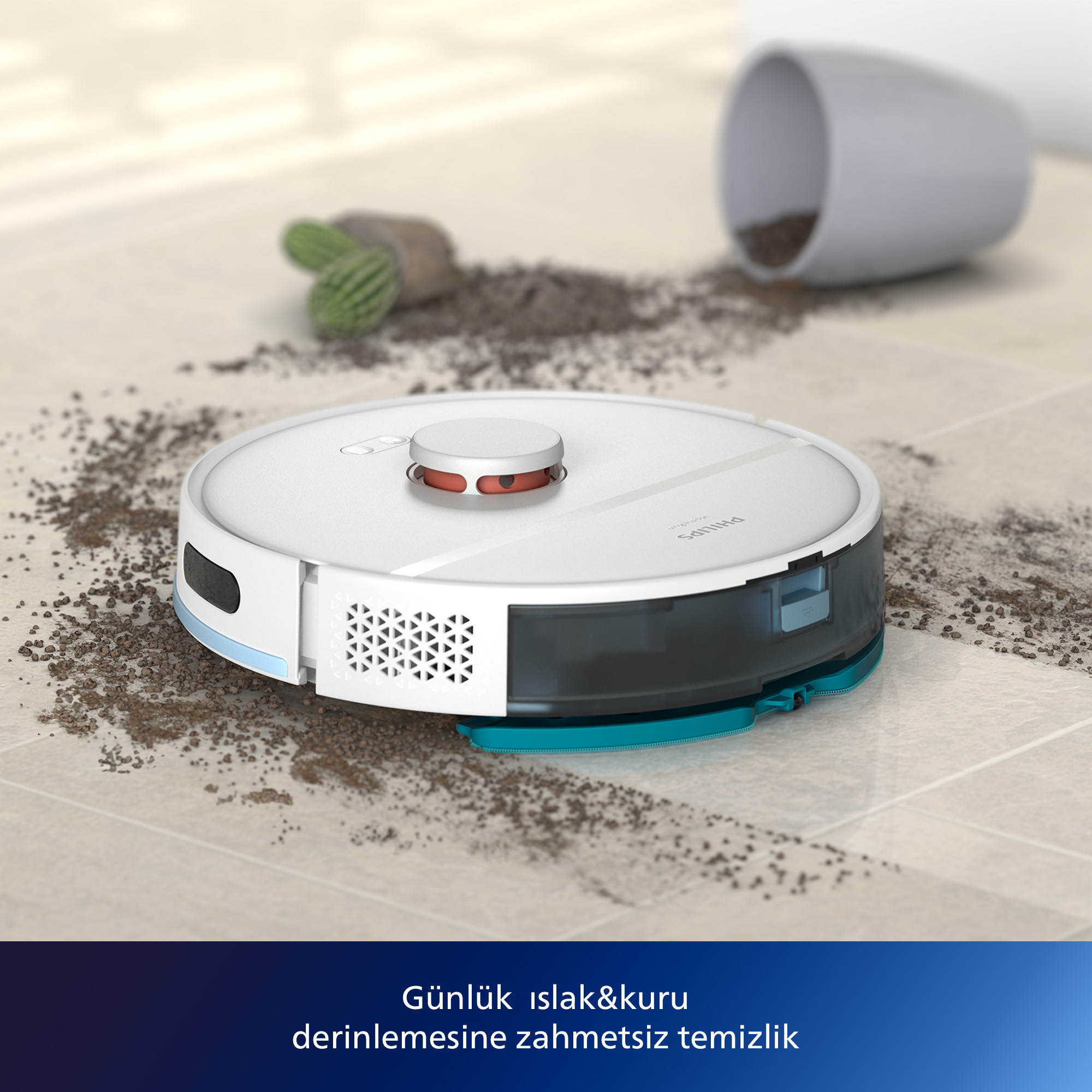 Karo döşemeli bir zeminde beyaz bir robot süpürge. Kir etrafa dağılmış. Arka planda devrilmiş bir saksı ve bir kaktüs var.