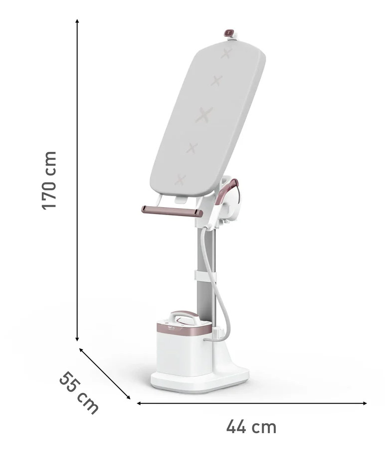 Biała i różowo-złota parownica do ubrań. Posiada deskę do prasowania, zbiornik na wodę i wymiary: 170 cm wysokości, 55 cm szerokości i 44 cm głębokości.