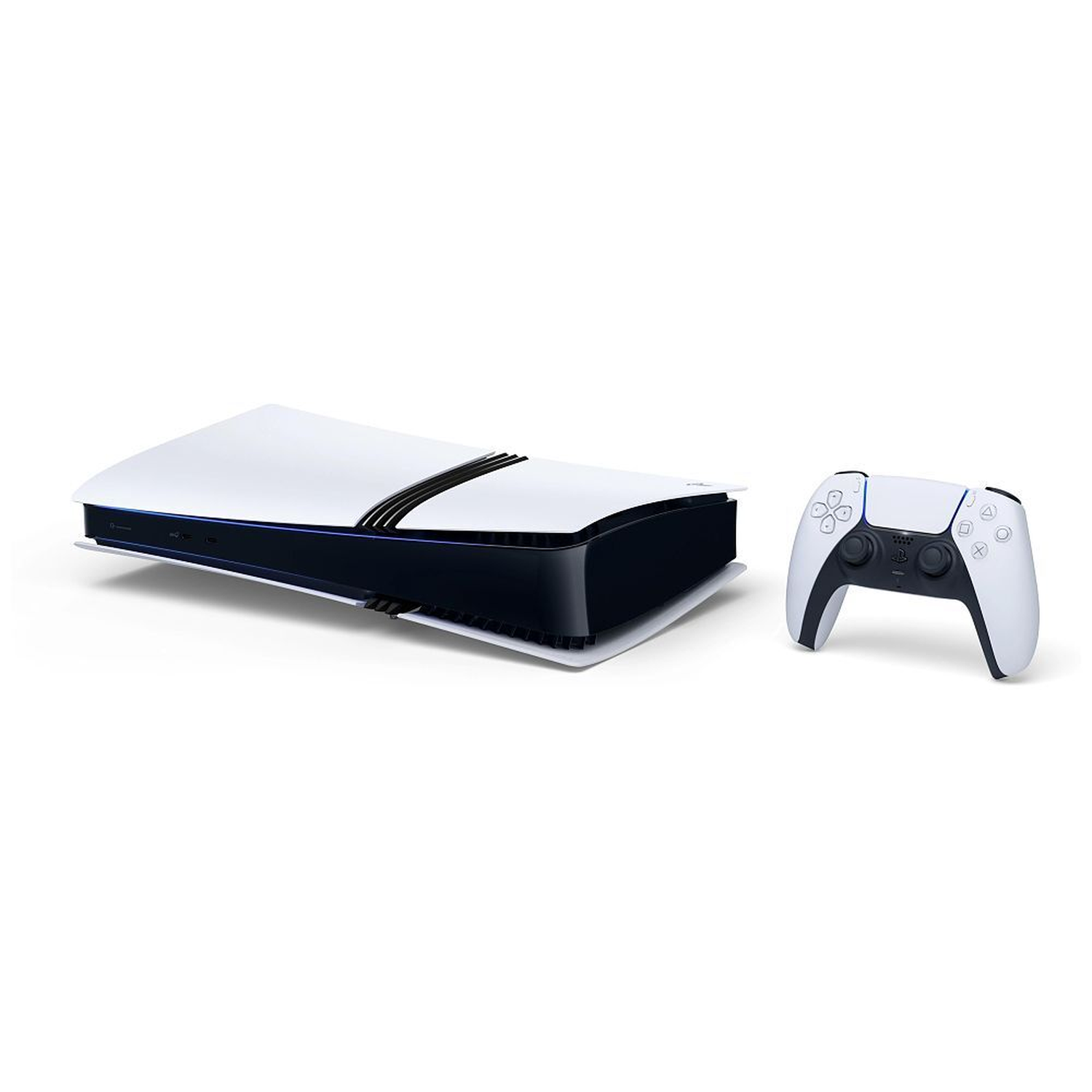 Een witte PlayStation 5 console en controller liggen op een witte ondergrond. De console staat links, de controller rechts.