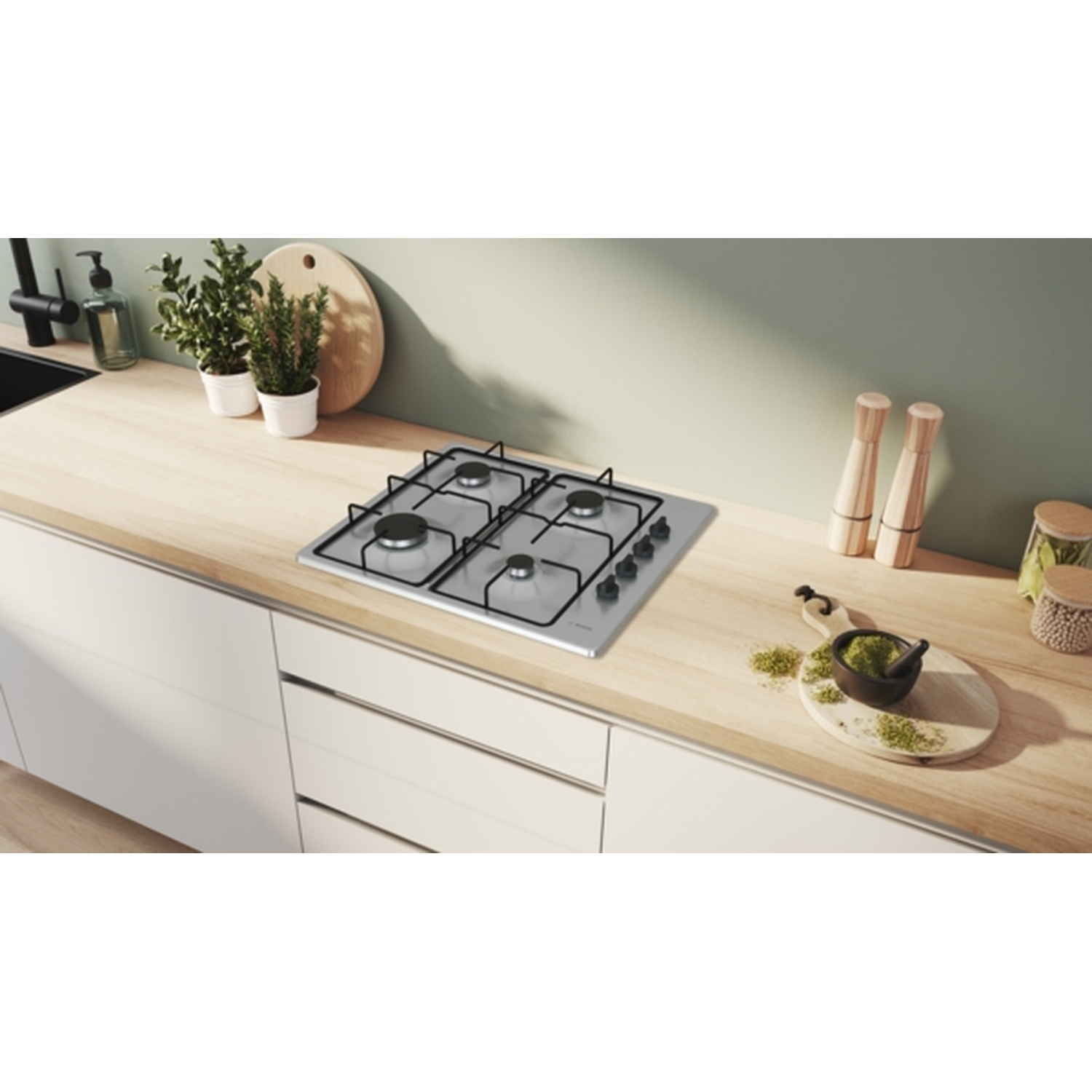 Een keukenscène met een gaskookplaat op een houten aanrecht. Kruiden en planten zijn zichtbaar. Keukenkasten staan op de achtergrond.