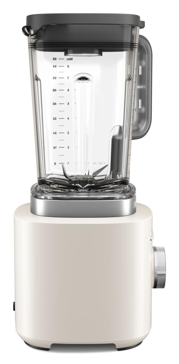 Ein Mixer mit transparentem Behälter, silbernen Klingen und cremefarbenem Sockel. Der Deckel und der Griff sind schwarz.