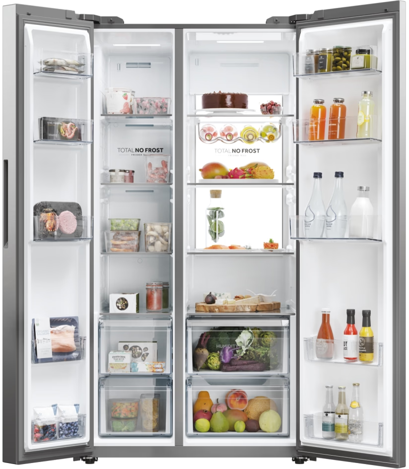 Un frigorifero a doppia porta pieno di generi alimentari. Frutta, verdura, bevande e prodotti confezionati sono visibili su ripiani e cassetti.