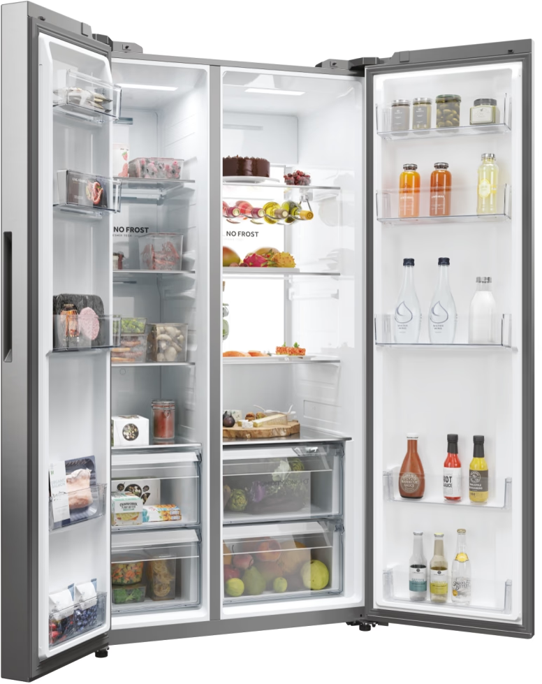 Un frigorifero in acciaio inossidabile con porte aperte. All'interno, ci sono ripiani pieni di generi alimentari, tra cui frutta, bevande e prodotti confezionati.
