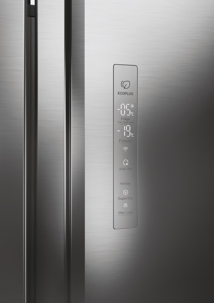 Primo piano di una porta di frigorifero in acciaio inox. Mostra i comandi della temperatura per frigo e freezer. Varie impostazioni.