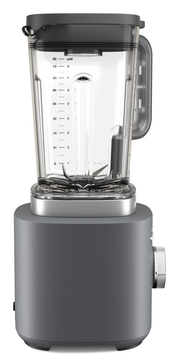 Ein grauer Mixer mit einem transparenten Krug, einer Klinge und einem schwarzen Deckel. Er hat einen silbernen Sockel und einen Bedienknopf.