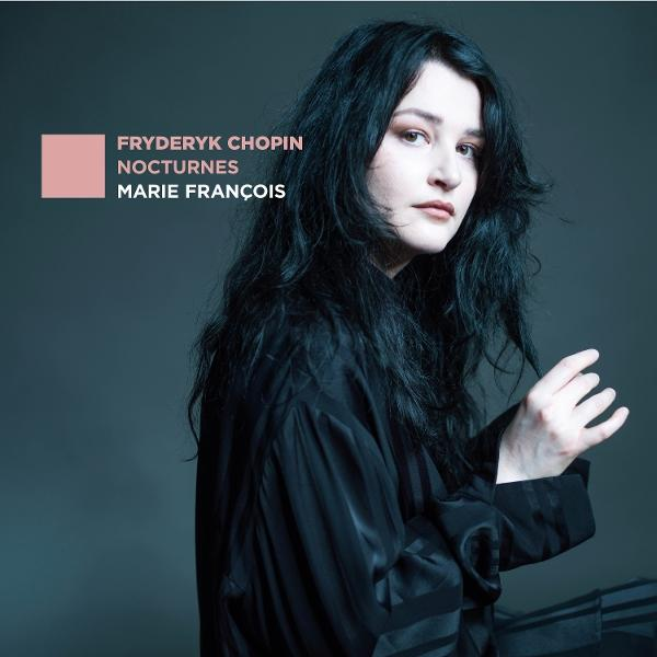 Eine Frau mit langen schwarzen Haaren und einem schwarzen Outfit. Der Text links lautet Fryderyk Chopin, Nocturnes, Marie François.