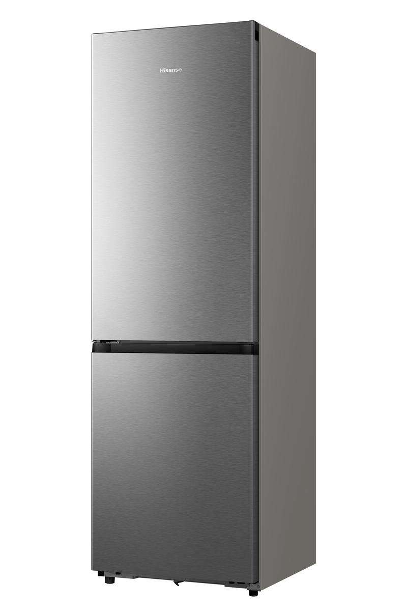 Ein Hisense-Kühlschrank aus Edelstahl. Er hat zwei Türen, wobei sich das Gefrierfach unten befindet. Der Griff ist ein schwarzer Balken.