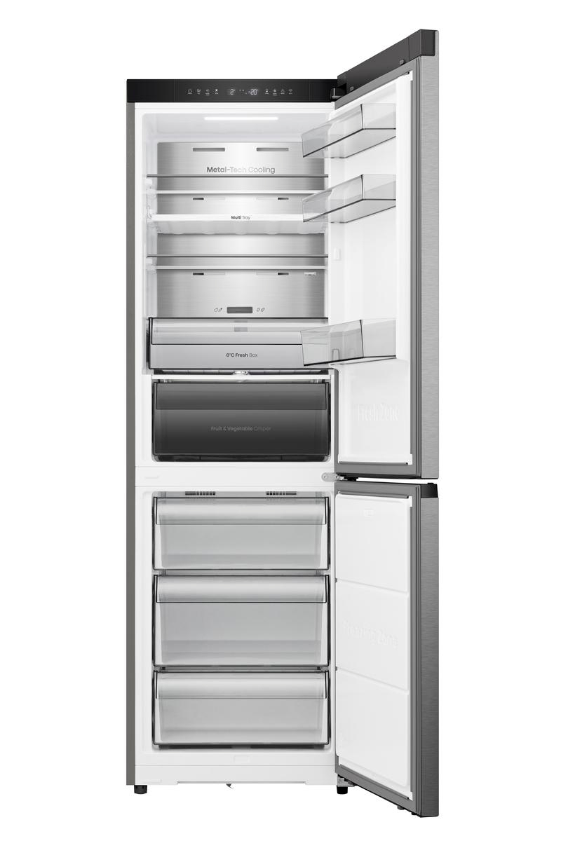 Ein halb geöffneter Kühlschrank mit Regalen, Schubladen und Fächern mit der Aufschrift 'Metal-Tech Cooling' und 'Fruit & Vegetable Crisper'.