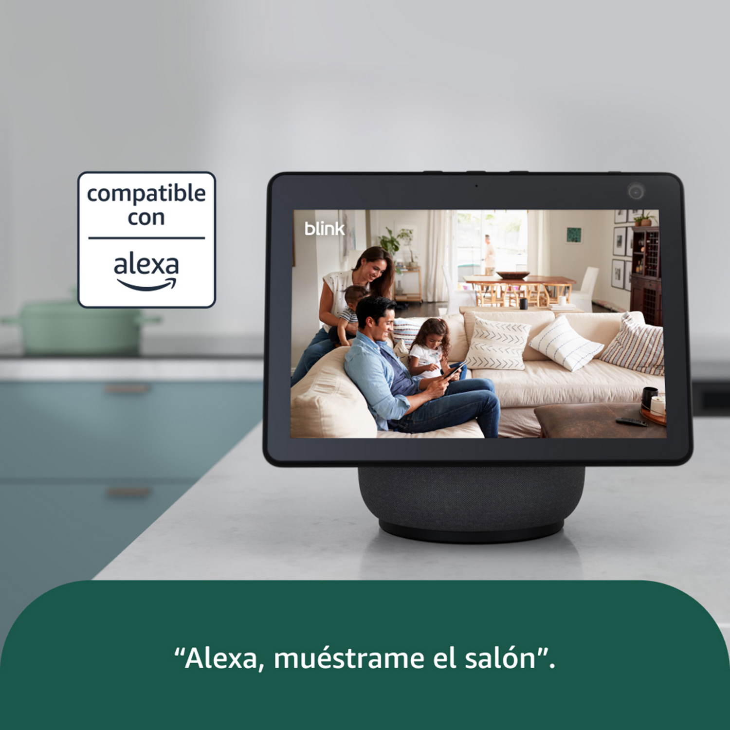 Una tableta en un soporte muestra a una familia en una sala de estar. Se ve el logo de Alexa. La pantalla dice: 'Alexa, muéstrame la sala de estar'.