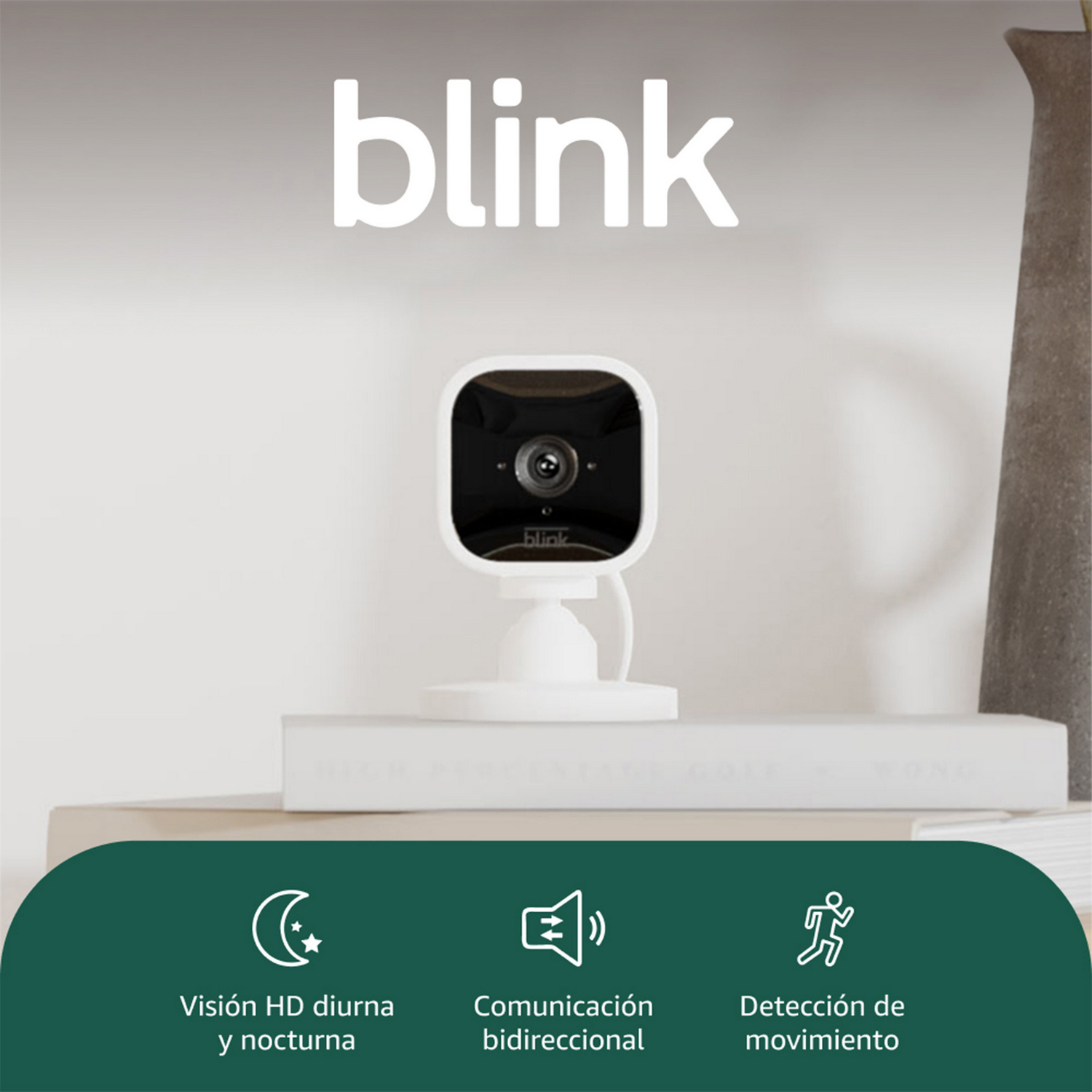 Cámara 'blink' blanca sobre un soporte blanco. Características: visión HD día/noche, comunicación bidireccional y detección de movimiento.
