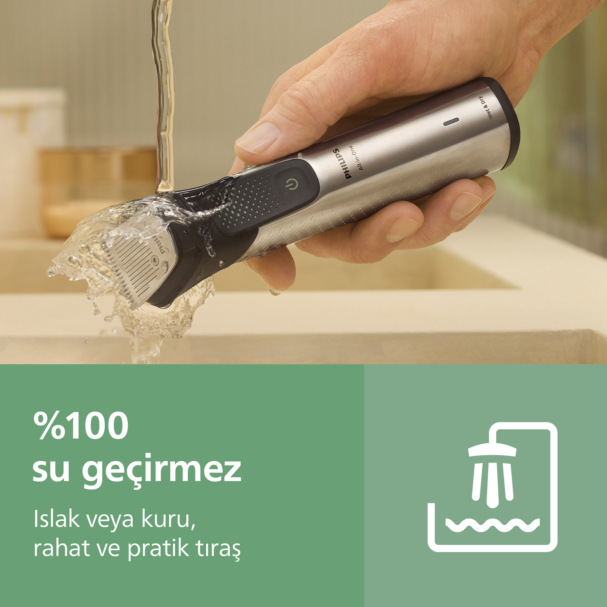 Bir el, akan suyun altında bir Philips All-in-One tıraş makinesi tutuyor. Su tıraş makinesinin üzerinden akıyor, yeşil arka plan üzerinde metin.