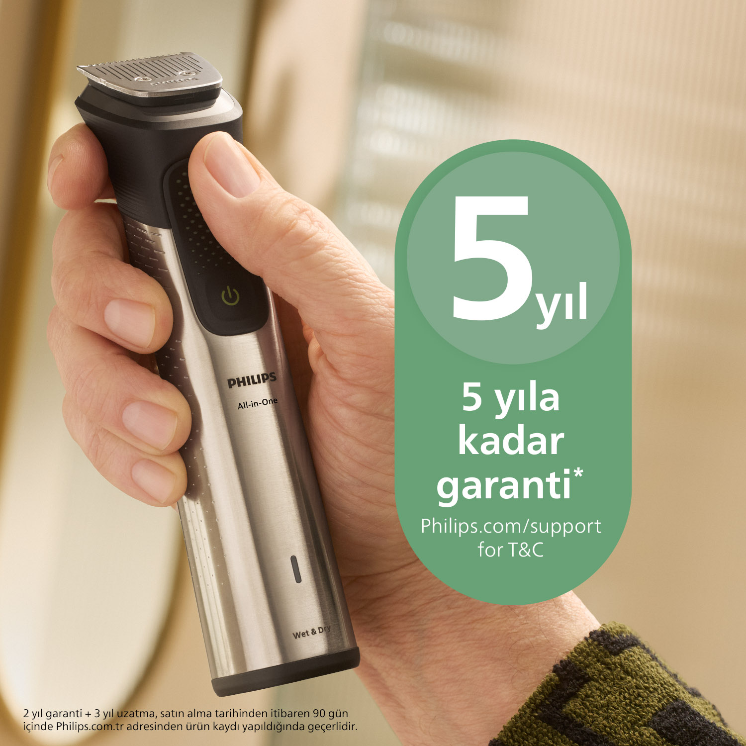 Bir el Philips All-in-One tıraş makinesini tutuyor. Sağdaki yeşil oval '5 yıl' ve '5 yıl garanti' yazıyor.