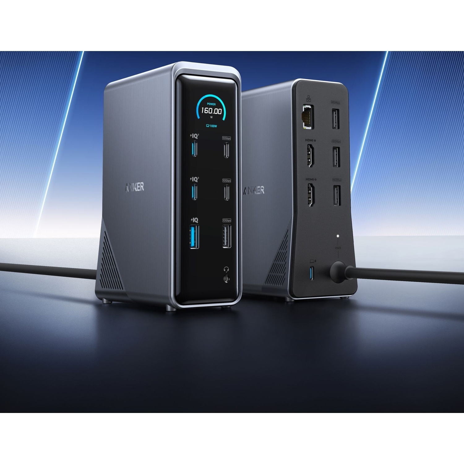 Due docking station Anker. Quella anteriore mostra un display con statistiche di alimentazione e porte USB. L'altra ha porte HDMI e altre.