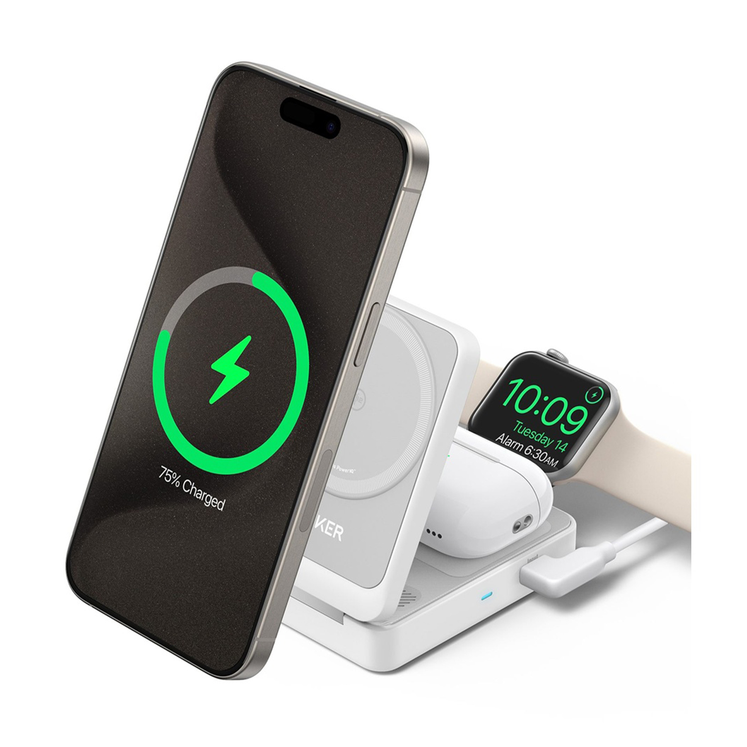 Un telefono è in carica, mostrando il 75%. Un Apple Watch e gli AirPods sono anche sulla base di ricarica. Sfondo bianco.